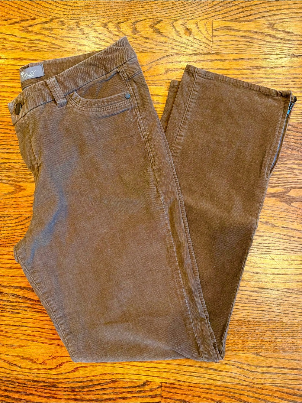 Women’s Straight-Leg Corduroy Pants in Brown